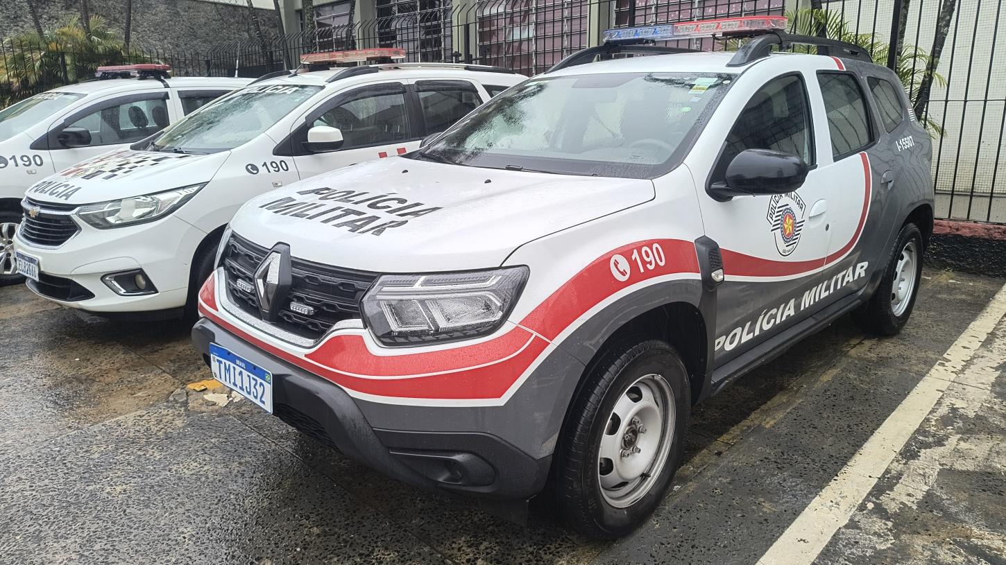 Homem quebra brinquedo do filho, enforca a esposa e é preso pela PM