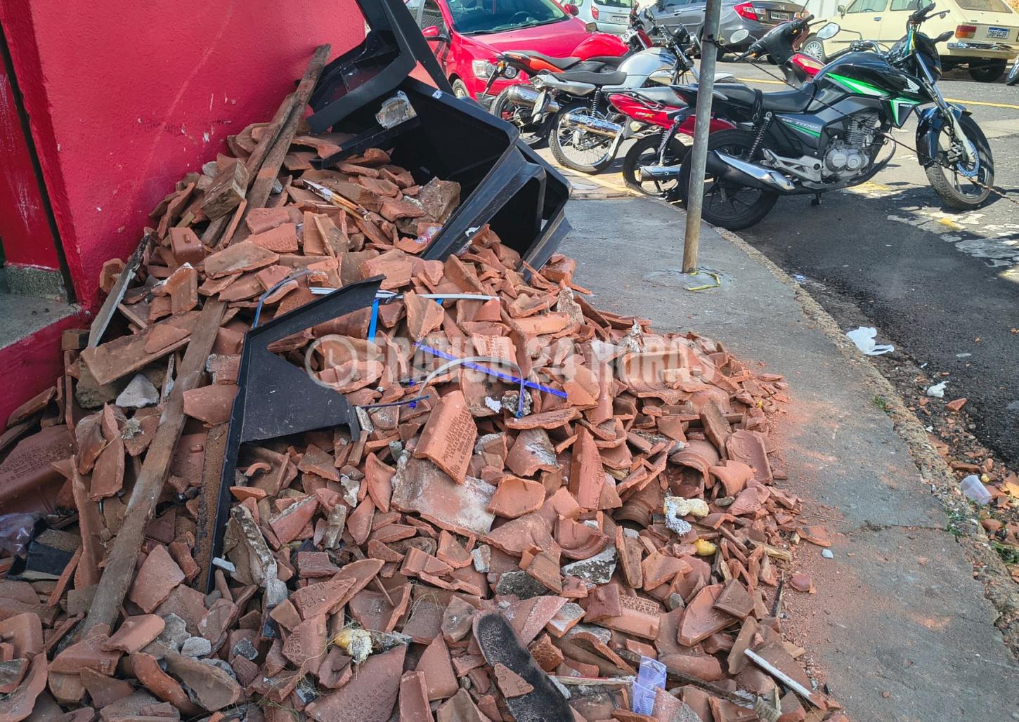 Parte de telhado externo de bar desaba no Jardim Paulistano