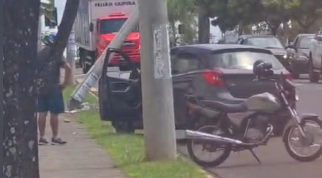 Motorista bate carro em poste na avenida Emílio Paludetto