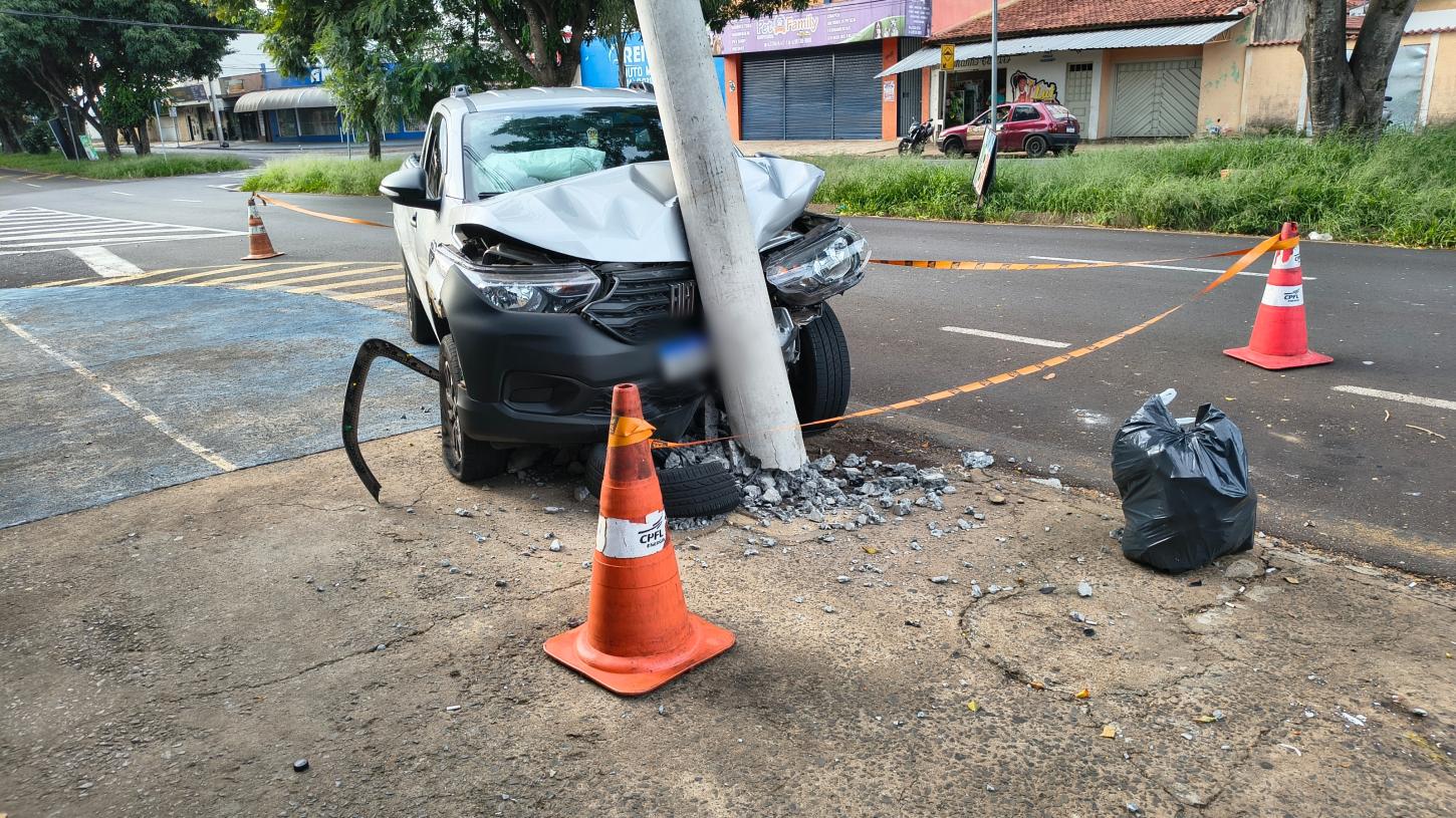 Motorista bate carro em poste no Jardim Vera Cruz