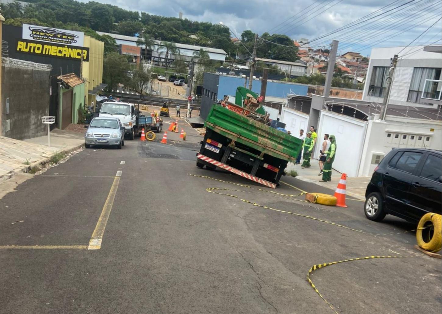 Asfalto cede e buraco 