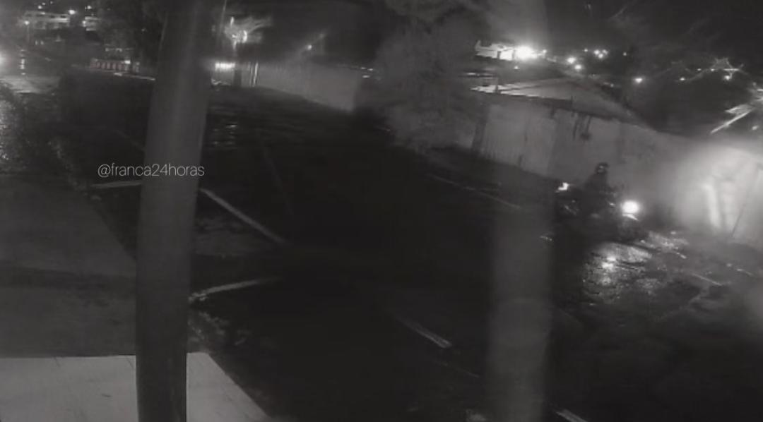 Câmera registra furto de motocicleta na rua Carmem Irene Batista