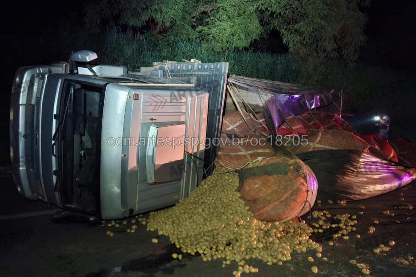 Caminhão carregado com batatas tomba em rodovia da região