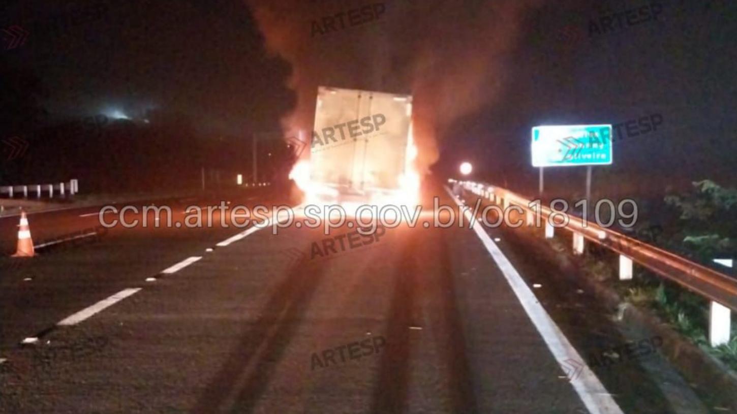 Caminhão carregado com farinha pega fogo na rodovia Cândido Portinari