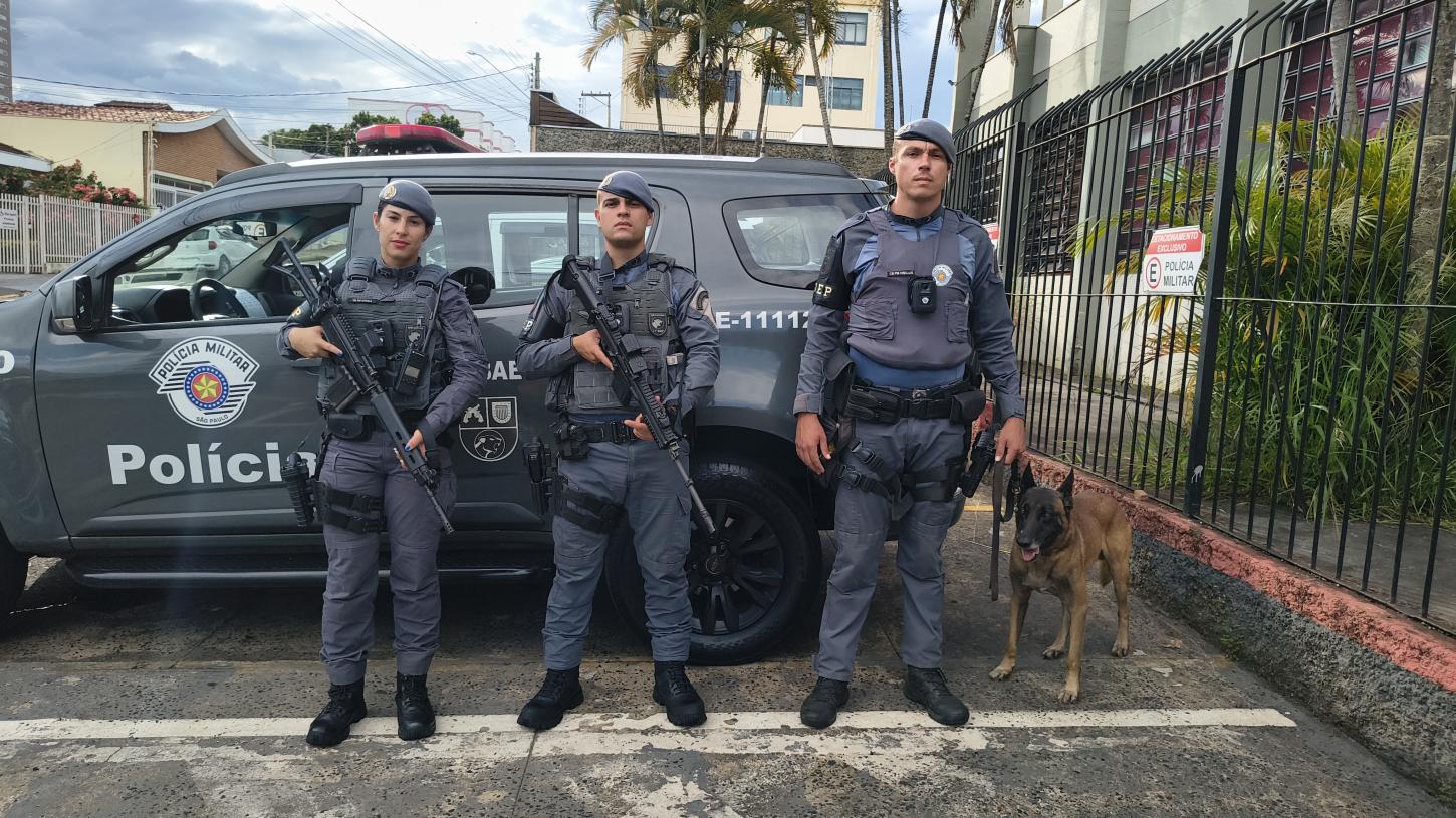 Cão e policiais do Baep prendem traficante na Vila Imperador