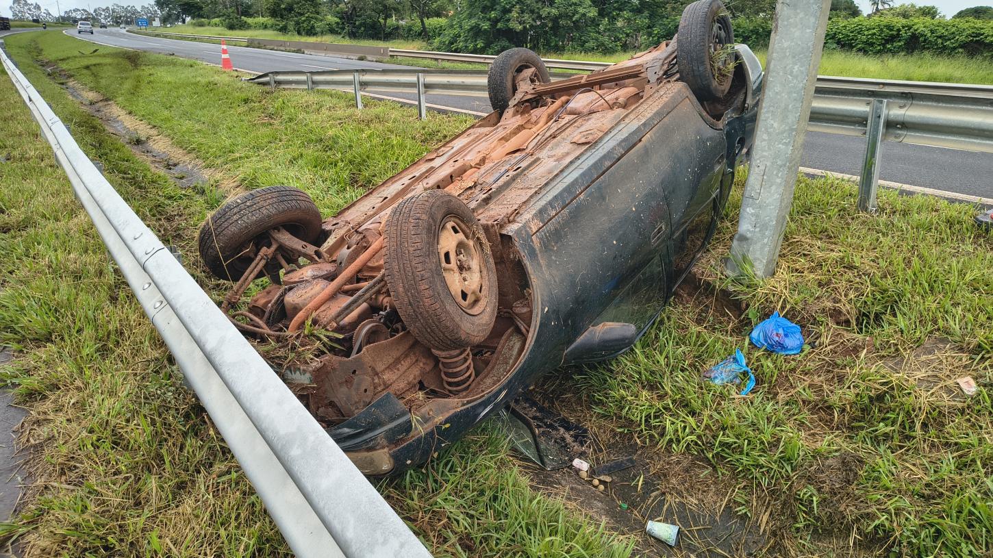 Motorista cochila e capota carro na rodovia Ronan Rocha