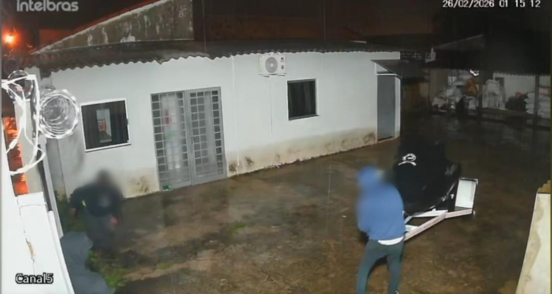 Criminosos invadem e furtam jet ski de residência no Jardim Dermínio