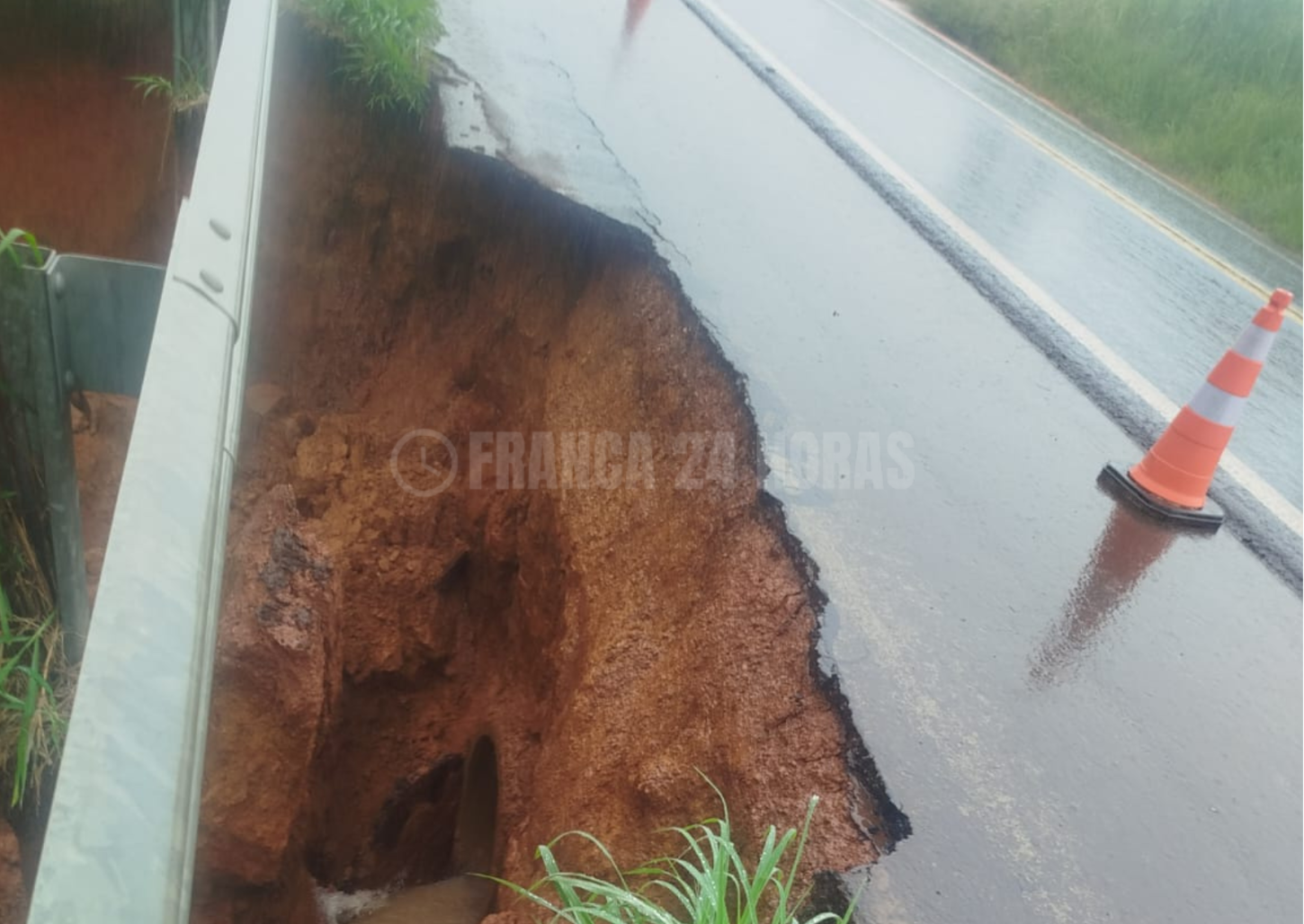 Deslizamento causa interdição na rodovia Cândido Portinari