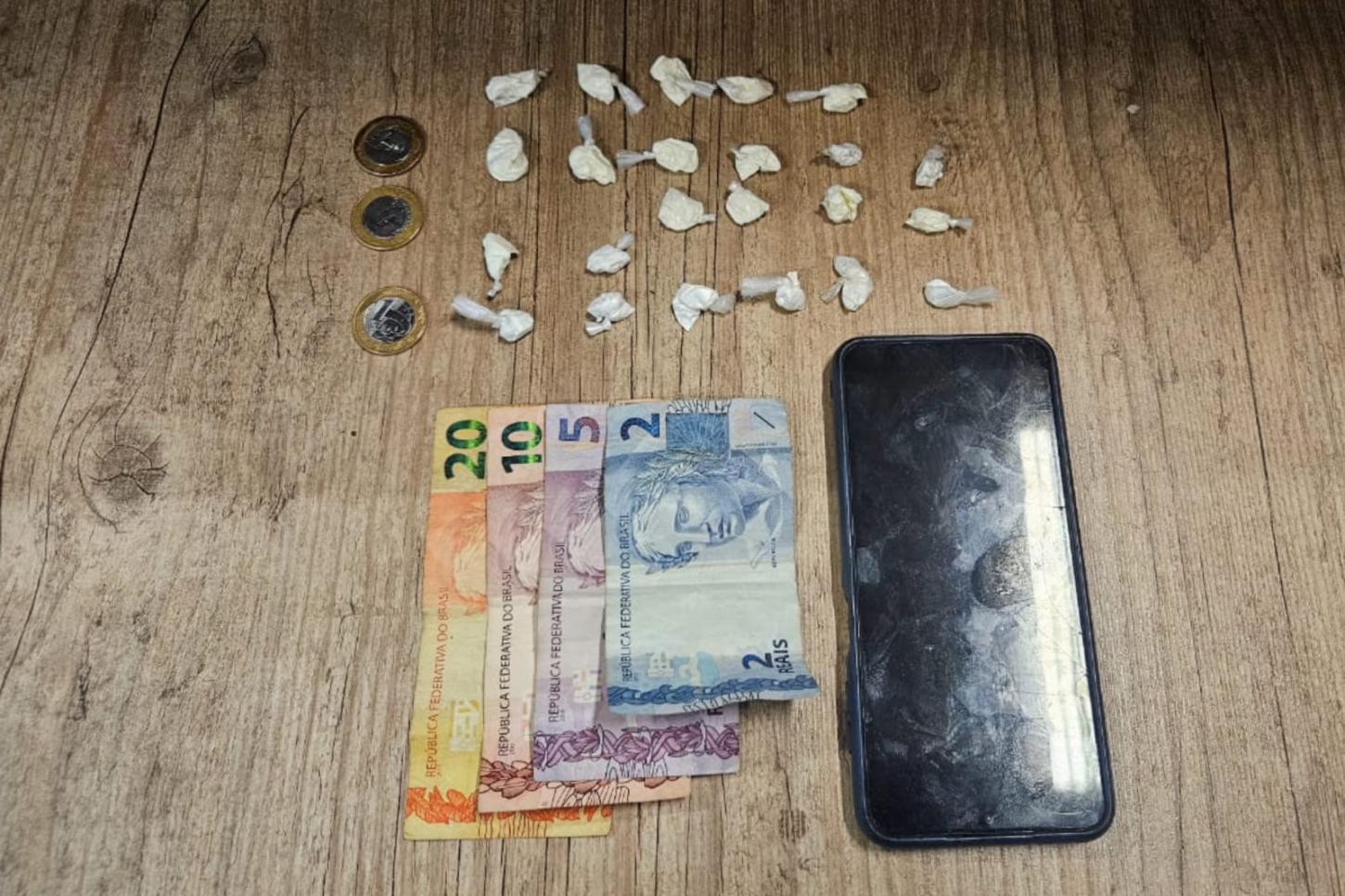 Dupla é presa pela PM após denúncia de tráfico de drogas no Leporace