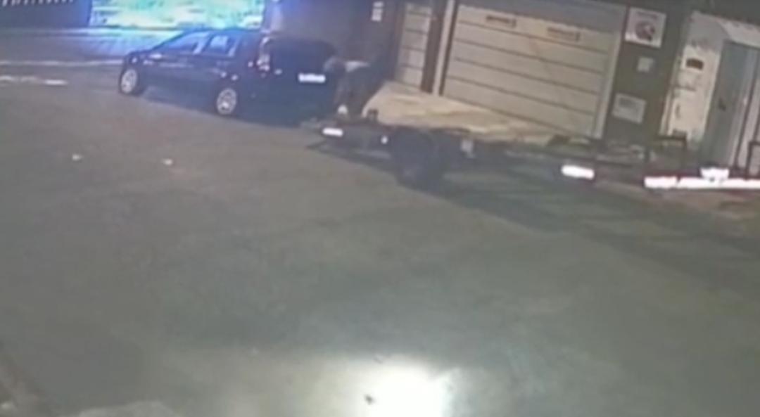 Dupla furta carreta plataforma durante a madrugada em Franca