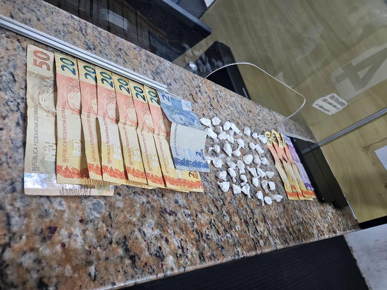 Dupla que se revezava na venda de cocaína e é detida pela PM no Leporace