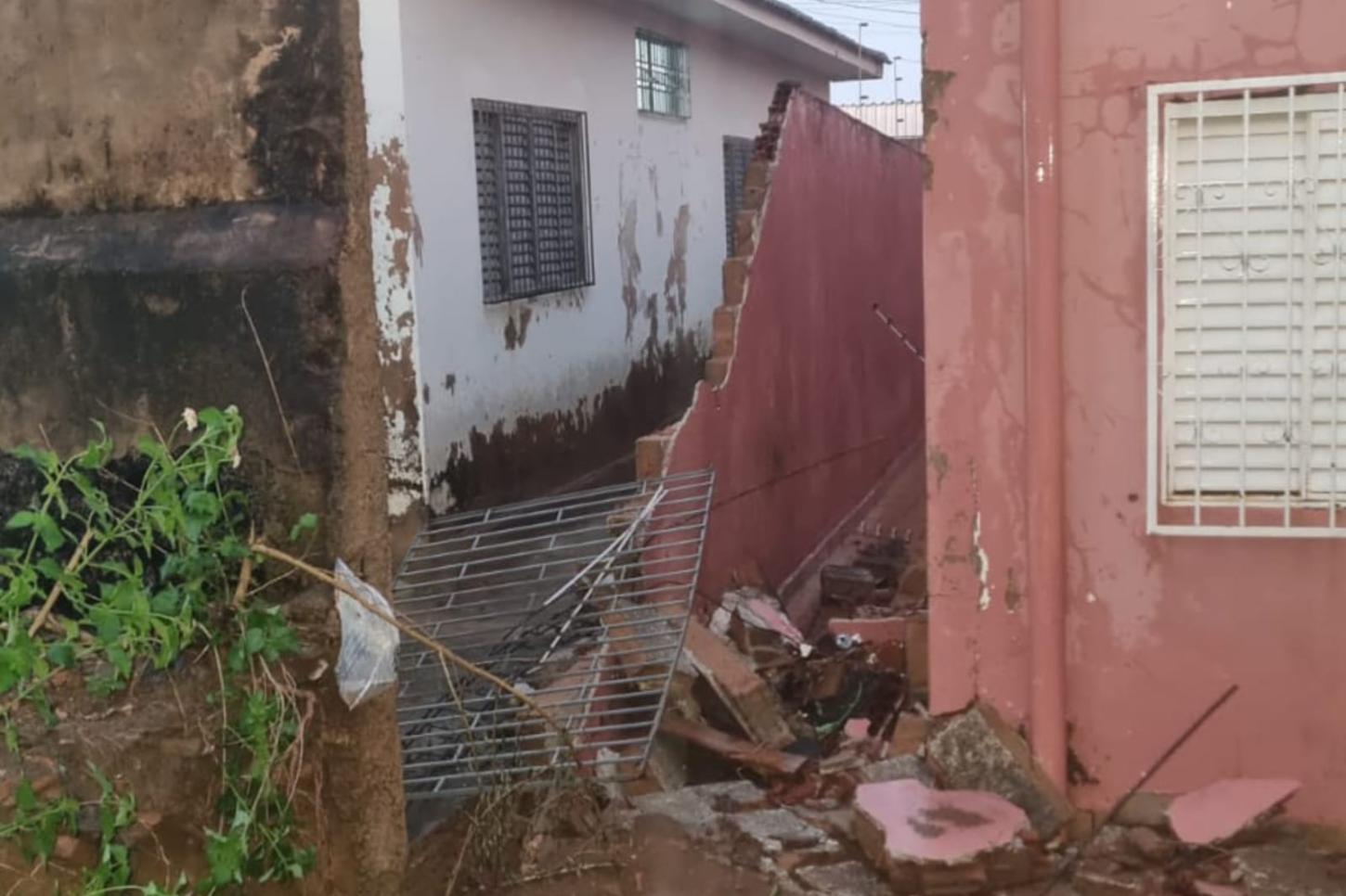 Enxurrada invade residências e causa quedas de muros na Vila Aparecida