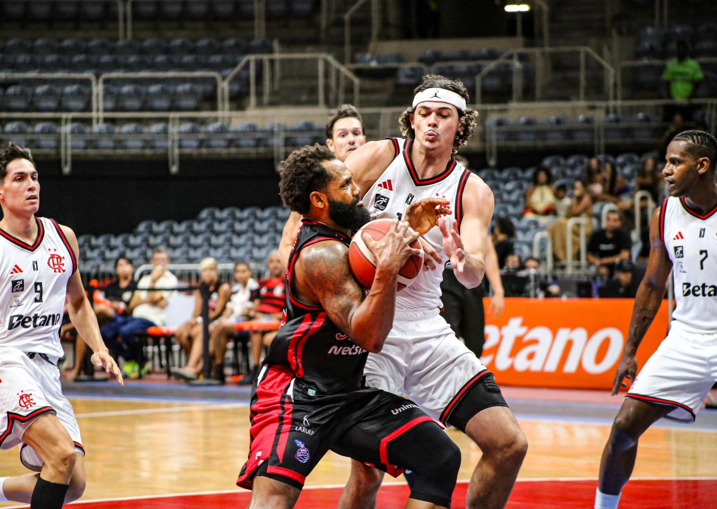 Franca perde para o Flamengo no Rio e cai para o terceiro lugar do NBB