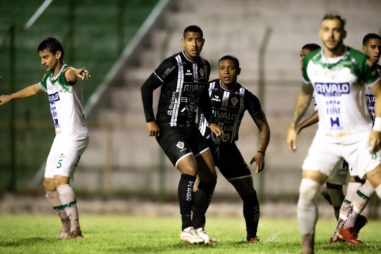 Francana para no goleiro adversário e perde para o Rio Branco no Lanchão