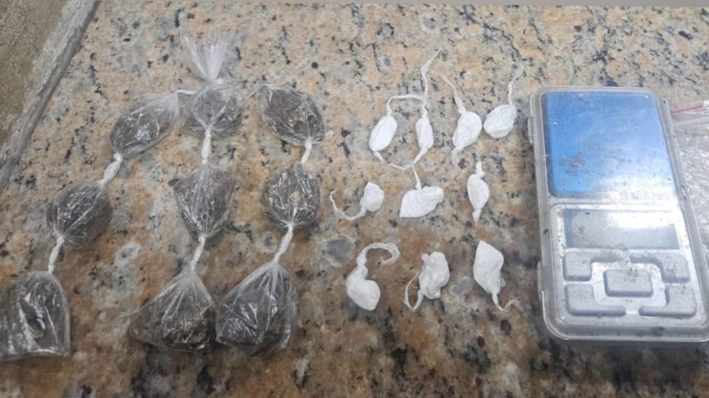 Homem flagrado vendendo drogas tenta fugir, mas é preso pela PM