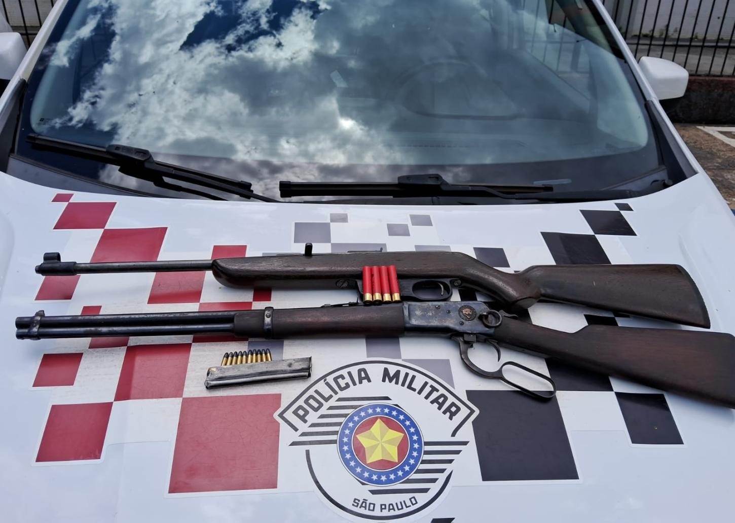 Homem é preso pela PM tentando vender carabinas e munições