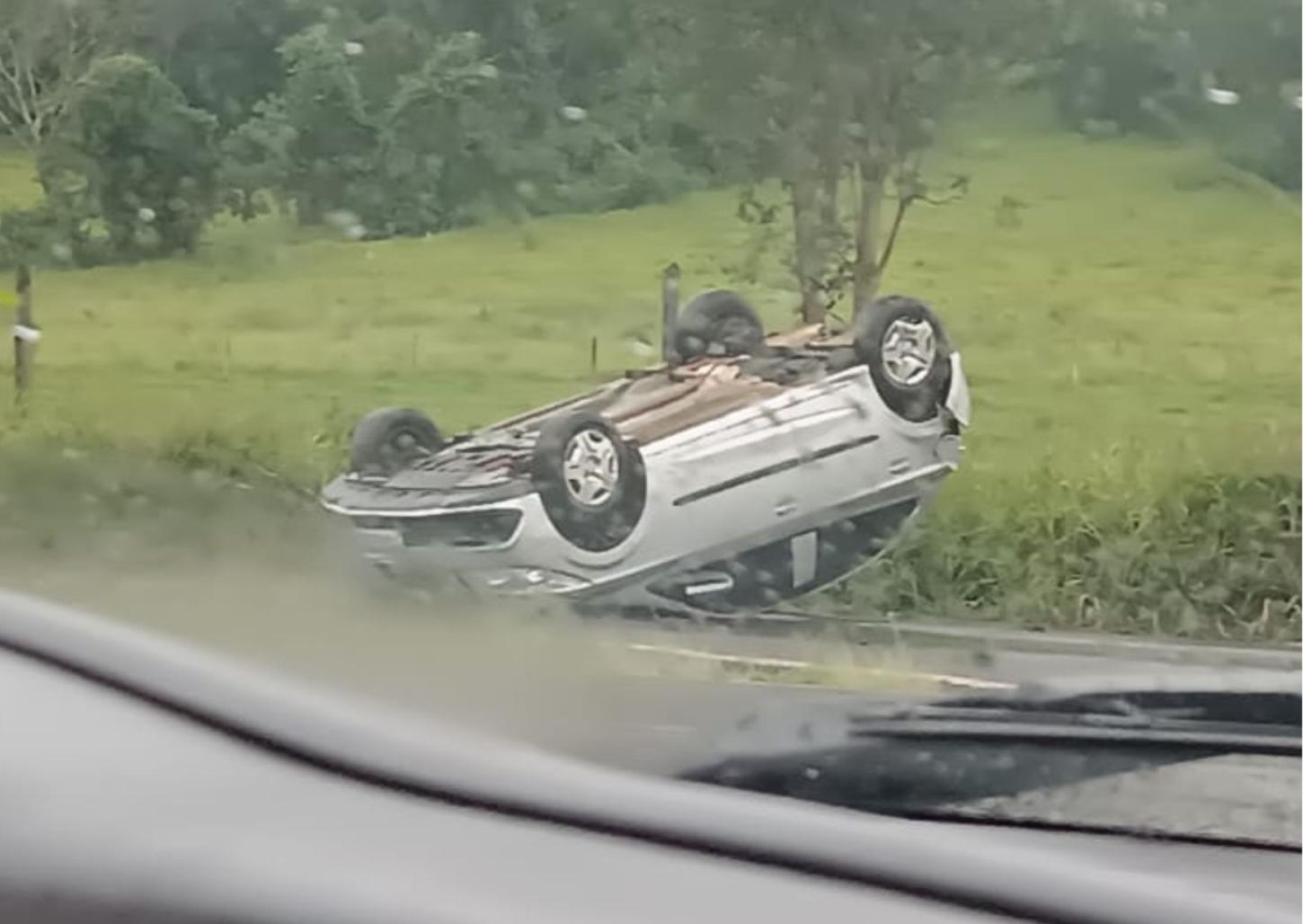 Carro capota próximo ao trevo do Paiolzinho, assista