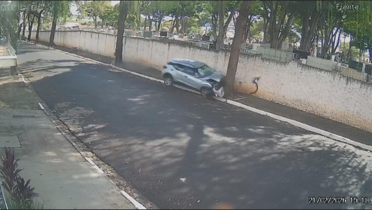Filho morre e pai é socorrido após carro bater em árvore em Franca; assista