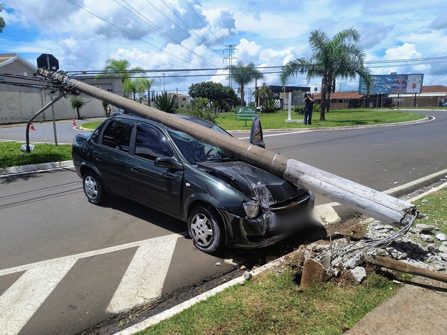 Jovem se assusta com abelha, perde controle do veículo e bate em poste