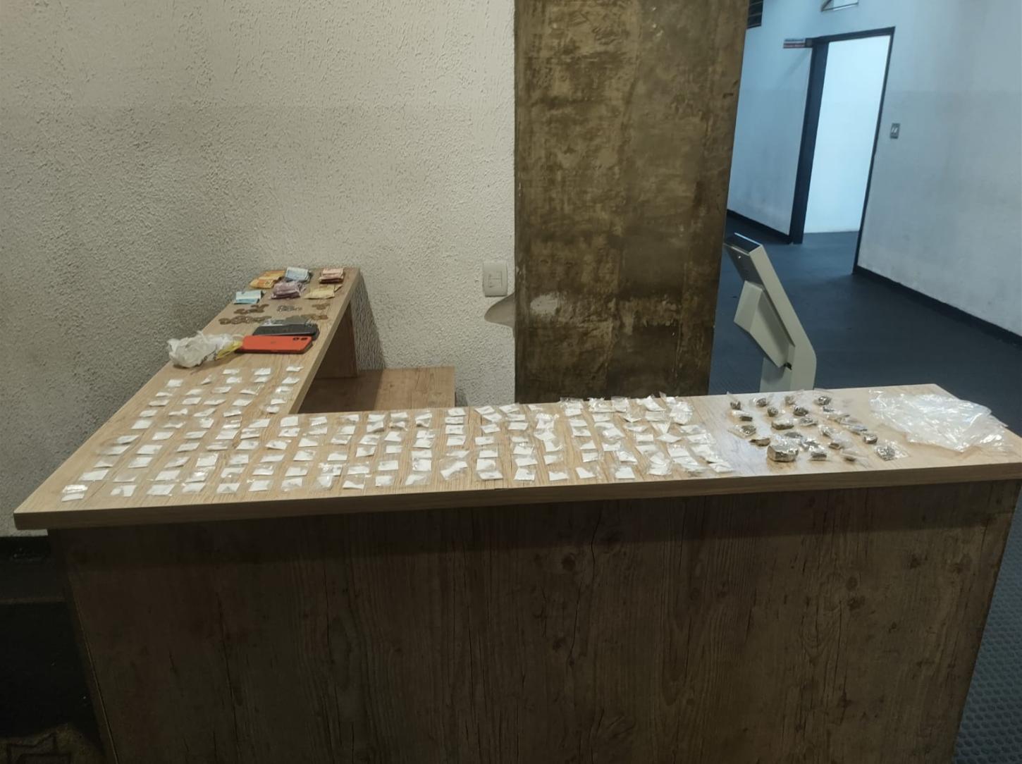 Dupla é presa pela PM com 158 porções de cocaína no condômino Dom Pedro