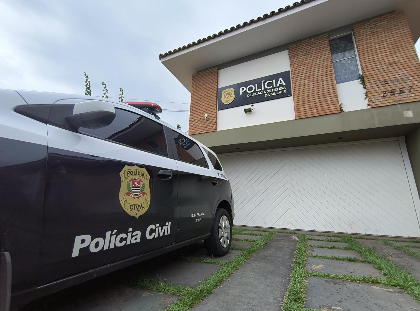 Autor de tentativa de feminicídio presta depoimento na DDM e é preso