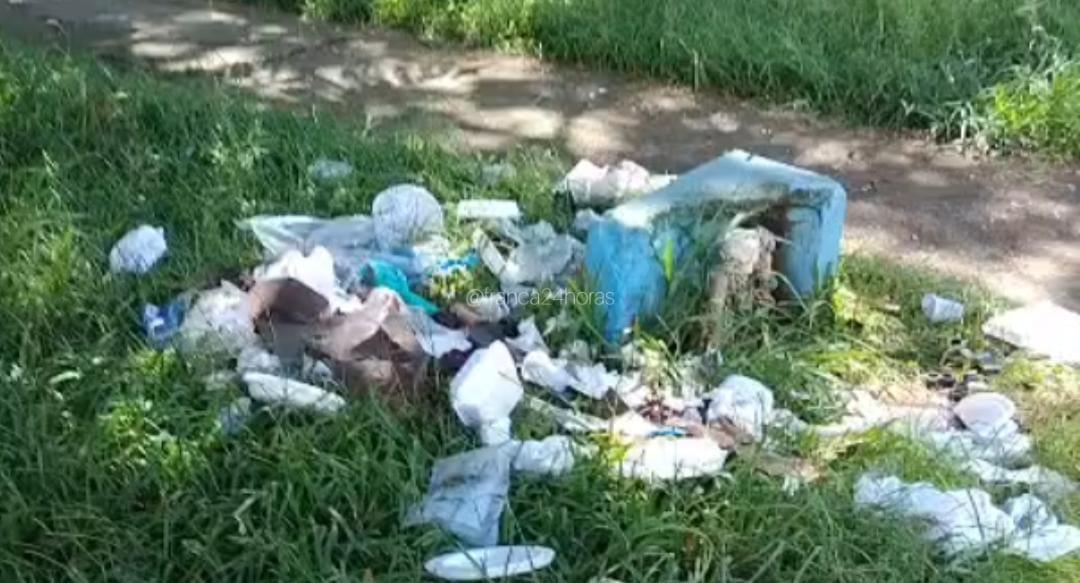 Lixo e falta de manutenção tomam conta de praça no Jardim Guanabara