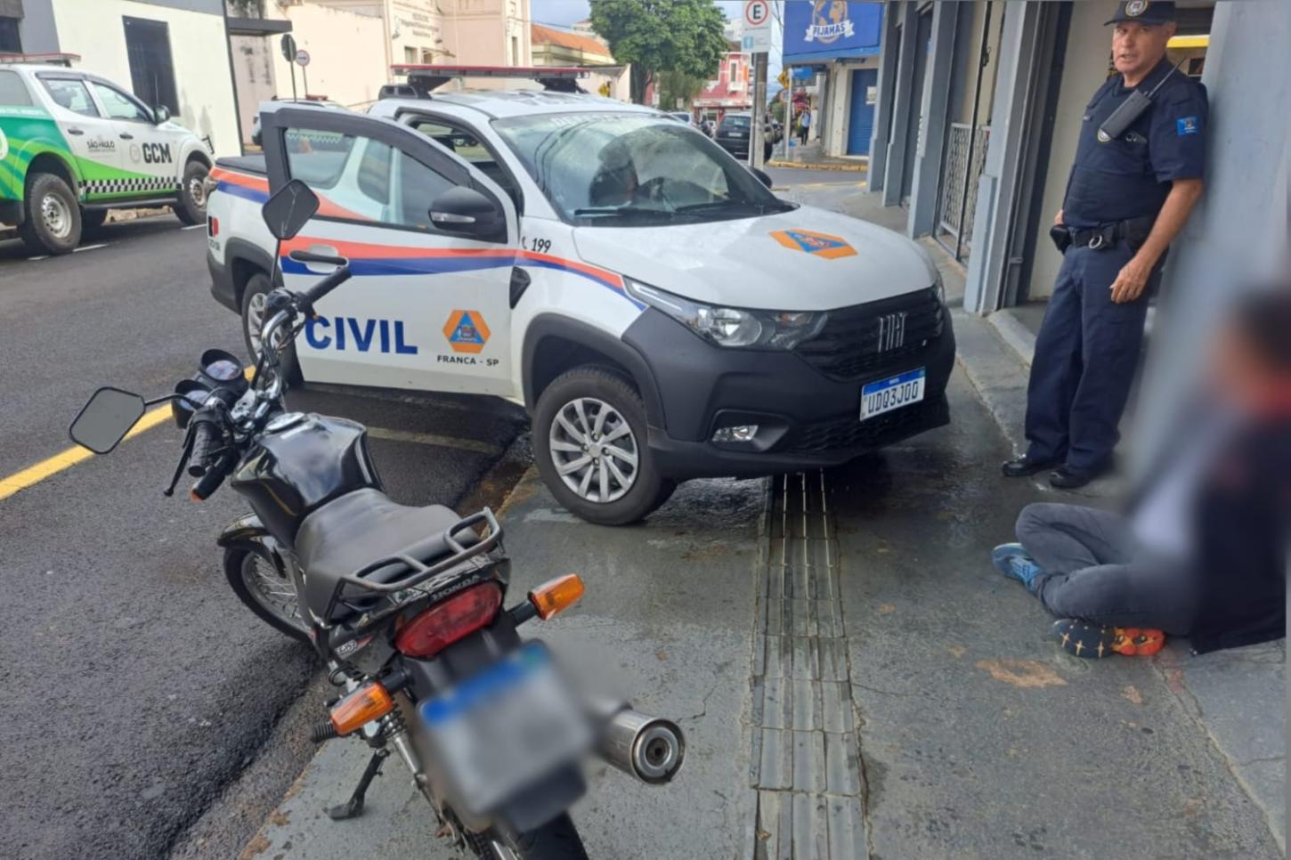 Motociclista sem CNH é detido pela GCM após tentativa de fuga