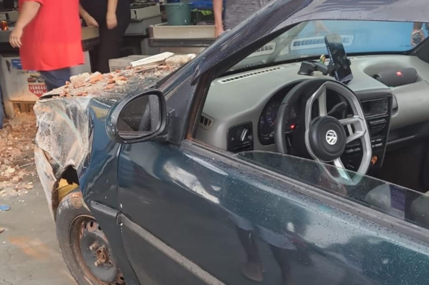 Motorista perde controle e atinge parede de supermercado no Portinari