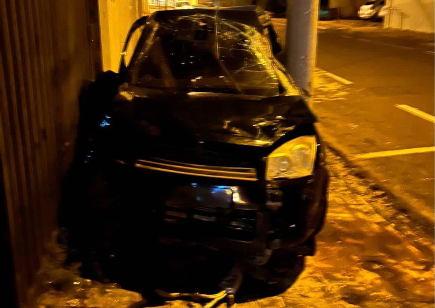 Motorista sobe em calçada, atinge poste, parede e portão de residência