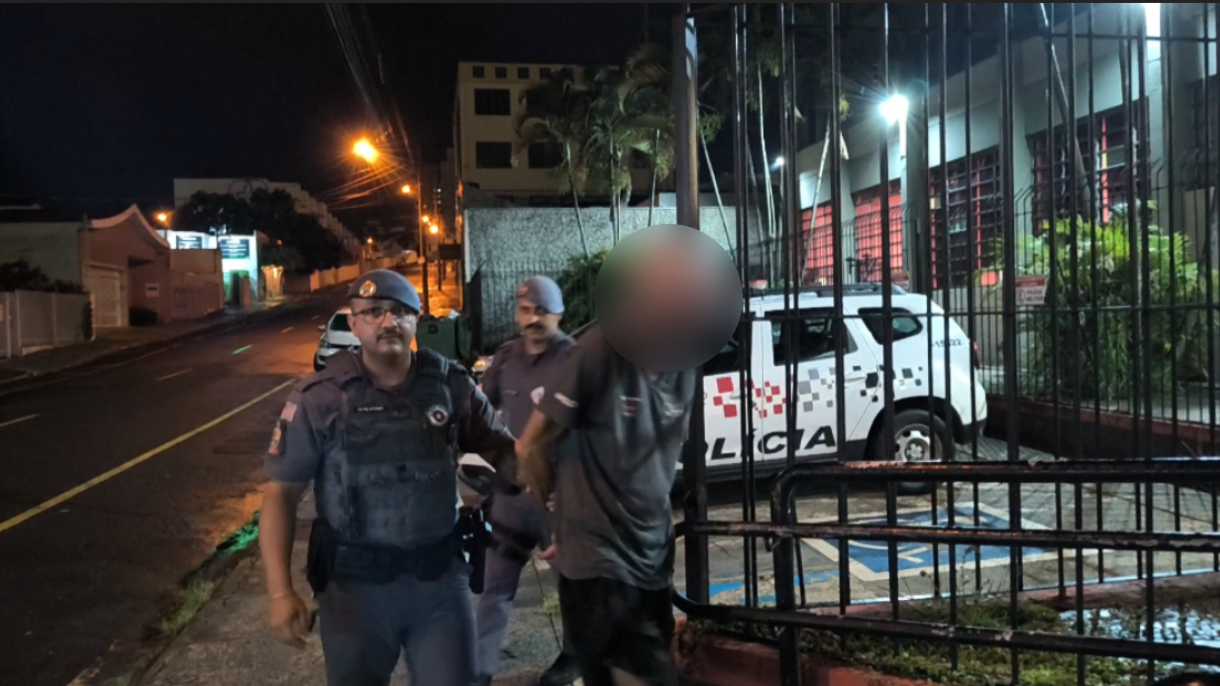 Pela 39ª vez, homem é detido colando cartazes do pai Joaquim em postes