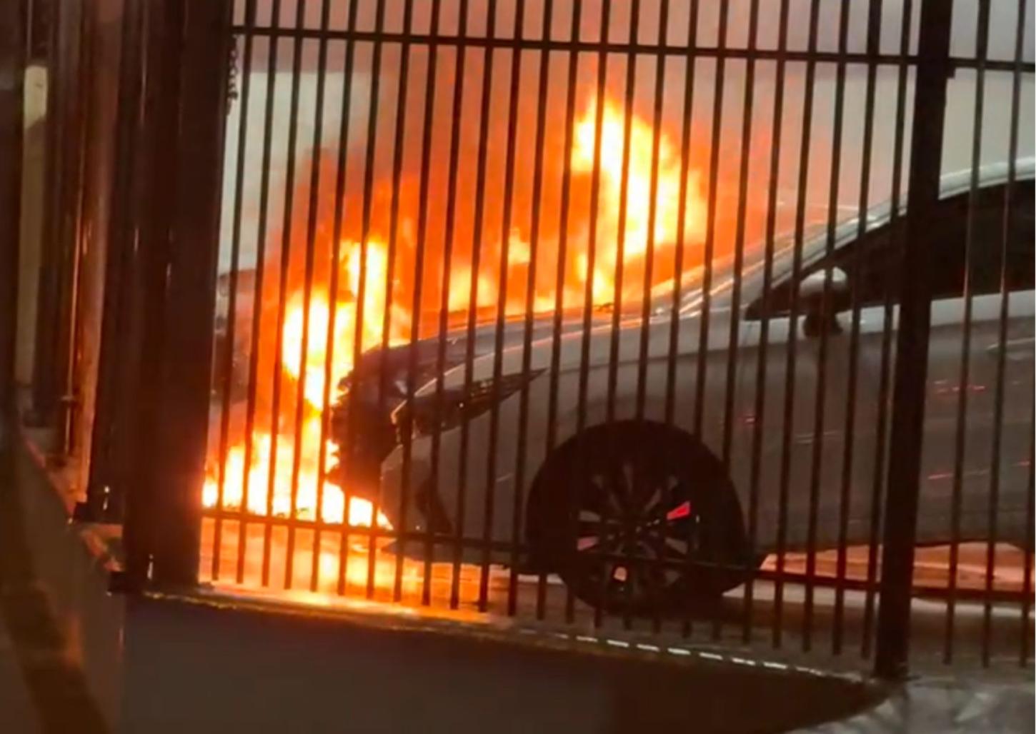 Carro pega fogo em estacionamento de veículos na avenida Hélio Palermo