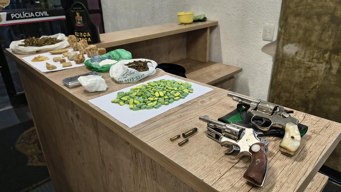 Força Tática prende traficante com ecstasy e duas armas de fogo