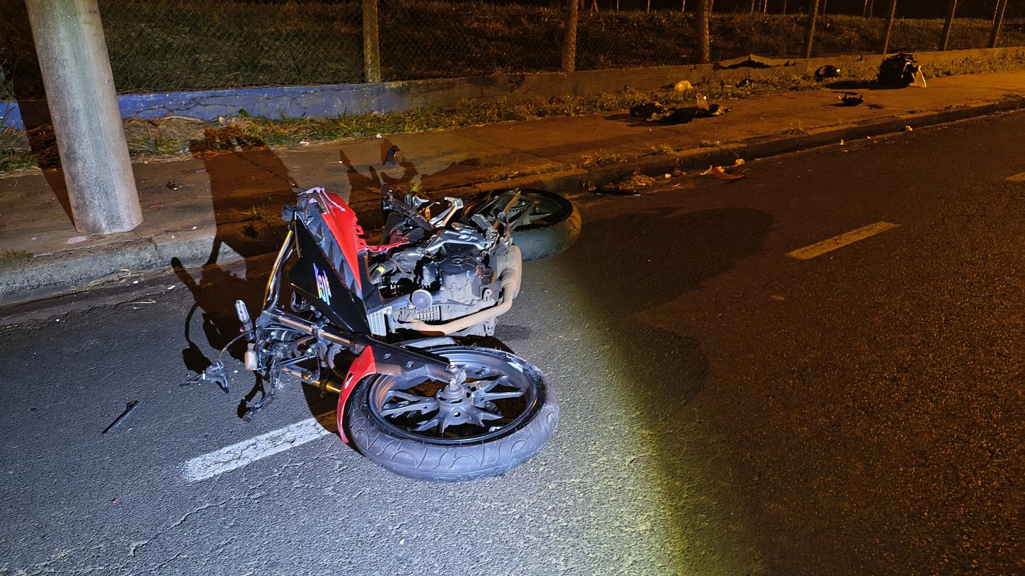 Entregador bate em alambrado, poste e fica em estado grave no Francano