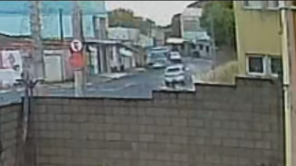 Câmera de segurança registrou queda de três postes no Leporace