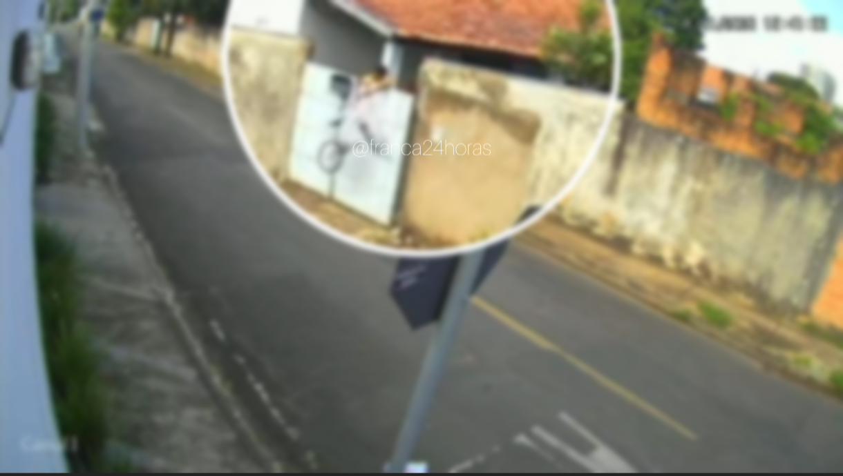 Câmeras flagram homem furtando balde e bicicleta de criança