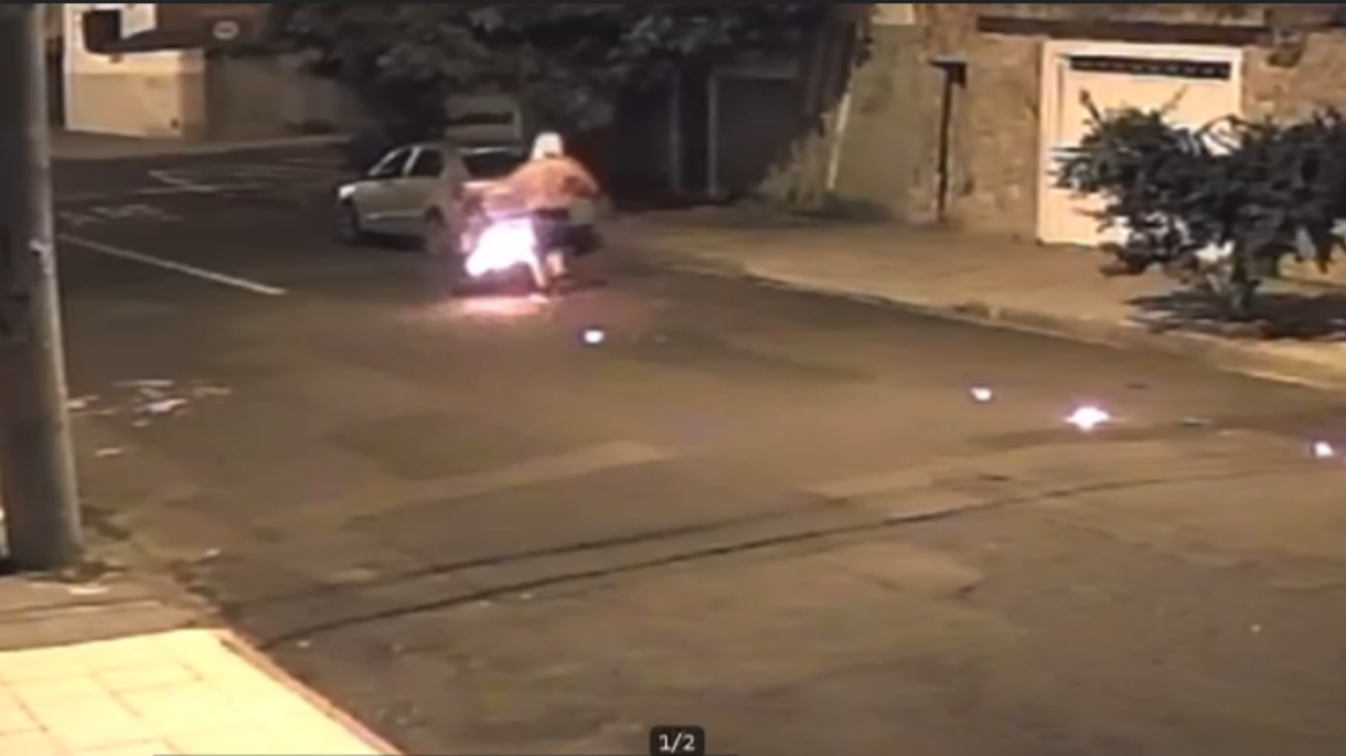 Homem é flagrado colocando fogo em carro na Vila Santa Terezinha