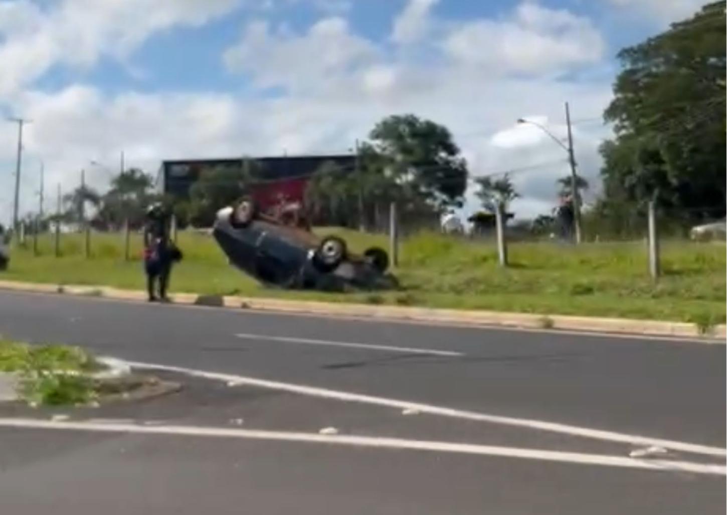 Carro capota após colisão na zona sul de Franca