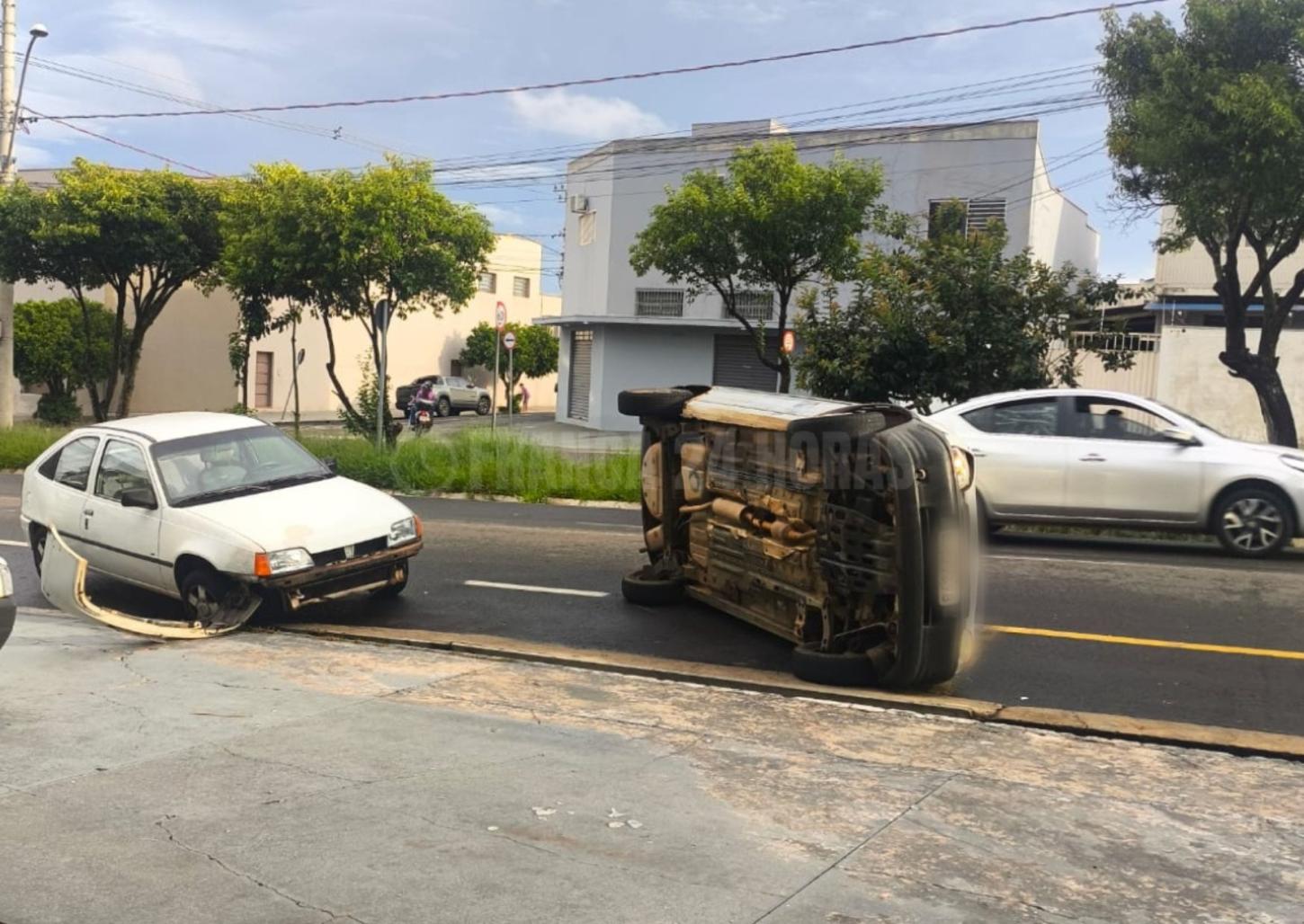 Motorista persegue furgão, bate em carro estacionado, tomba e é preso