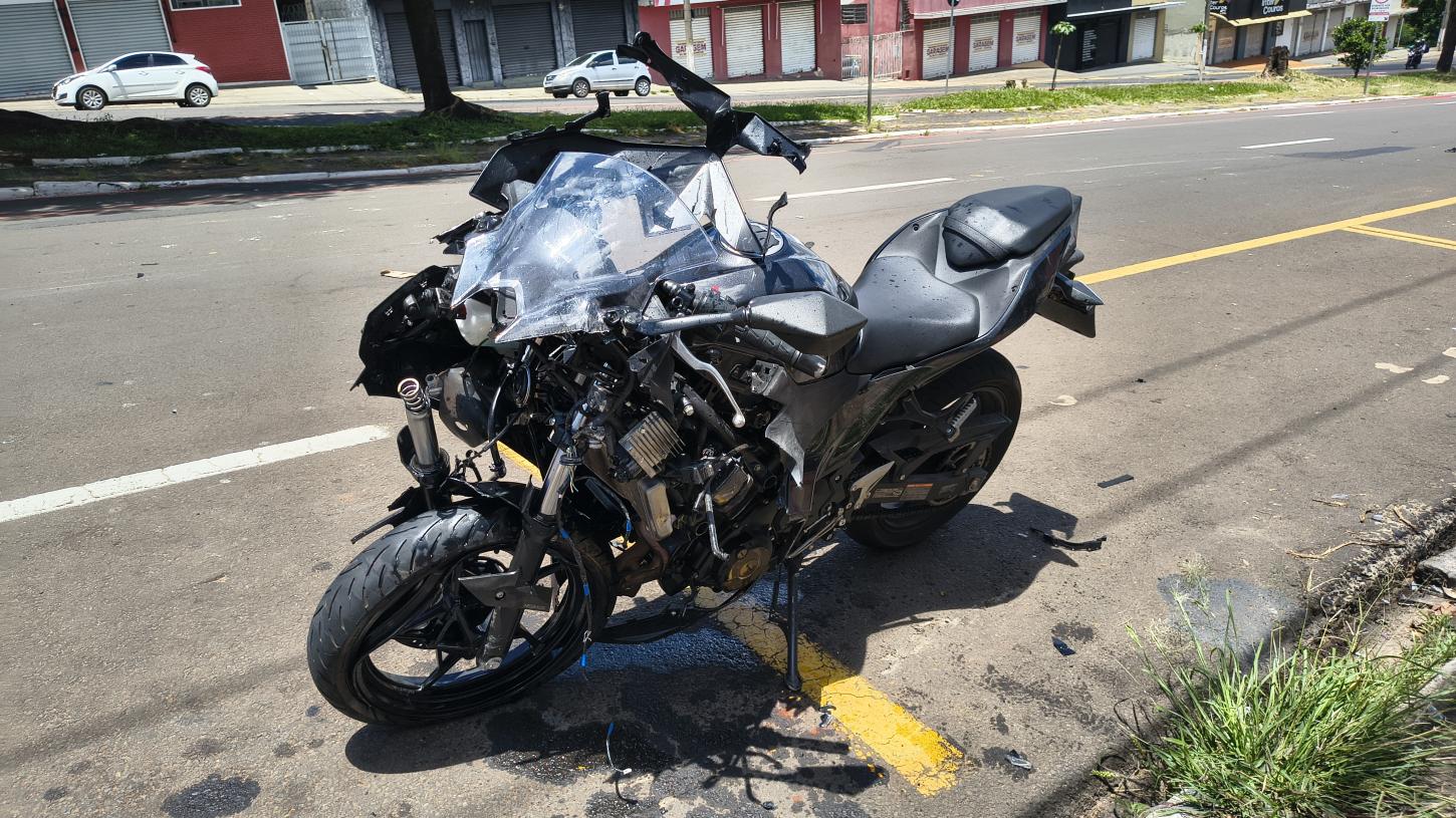 Colisão entre motos deixa dois feridos na avenida Presidente Vargas