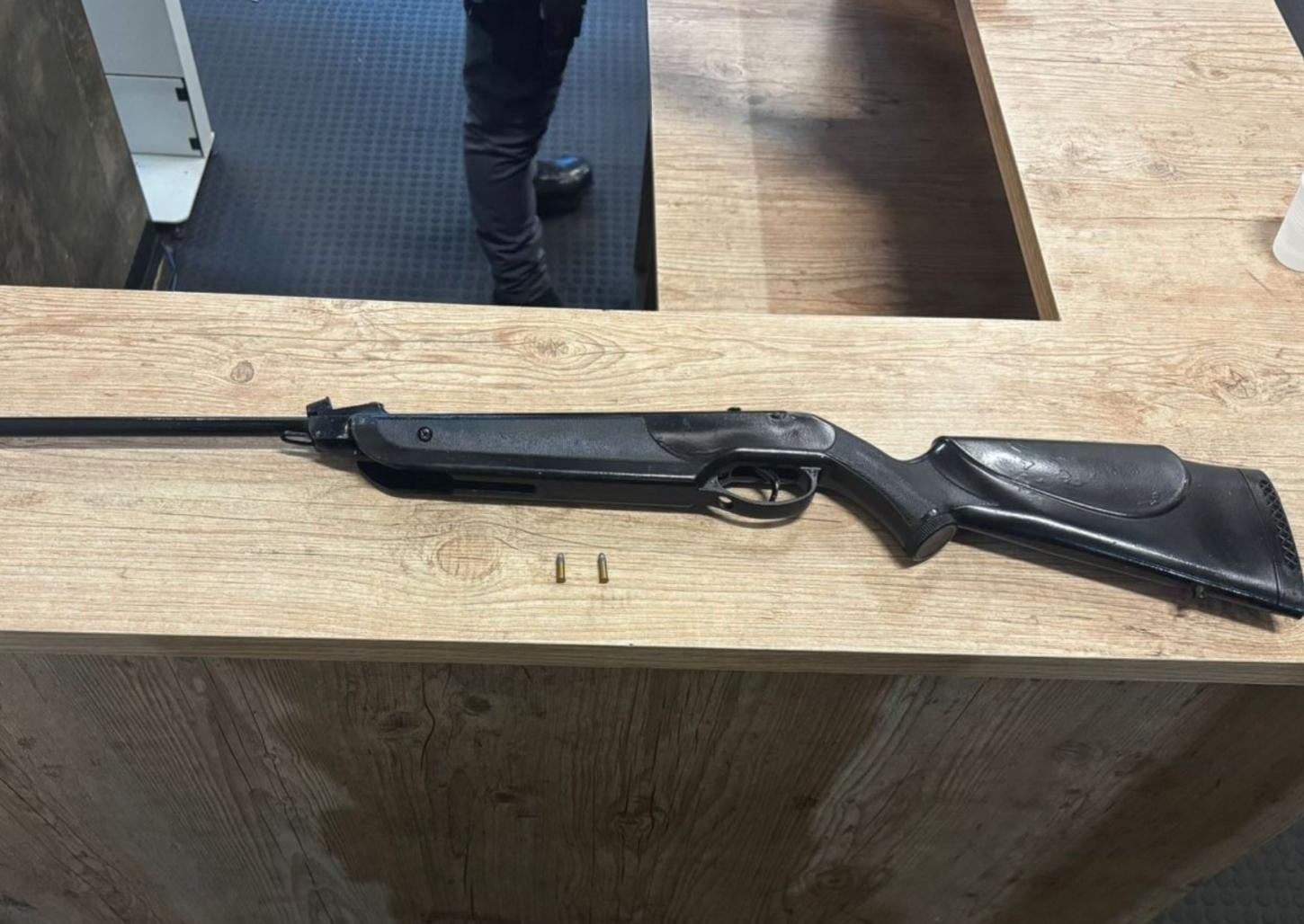 Policiais militares flagram homem com espingarda no Ana Dorothéa