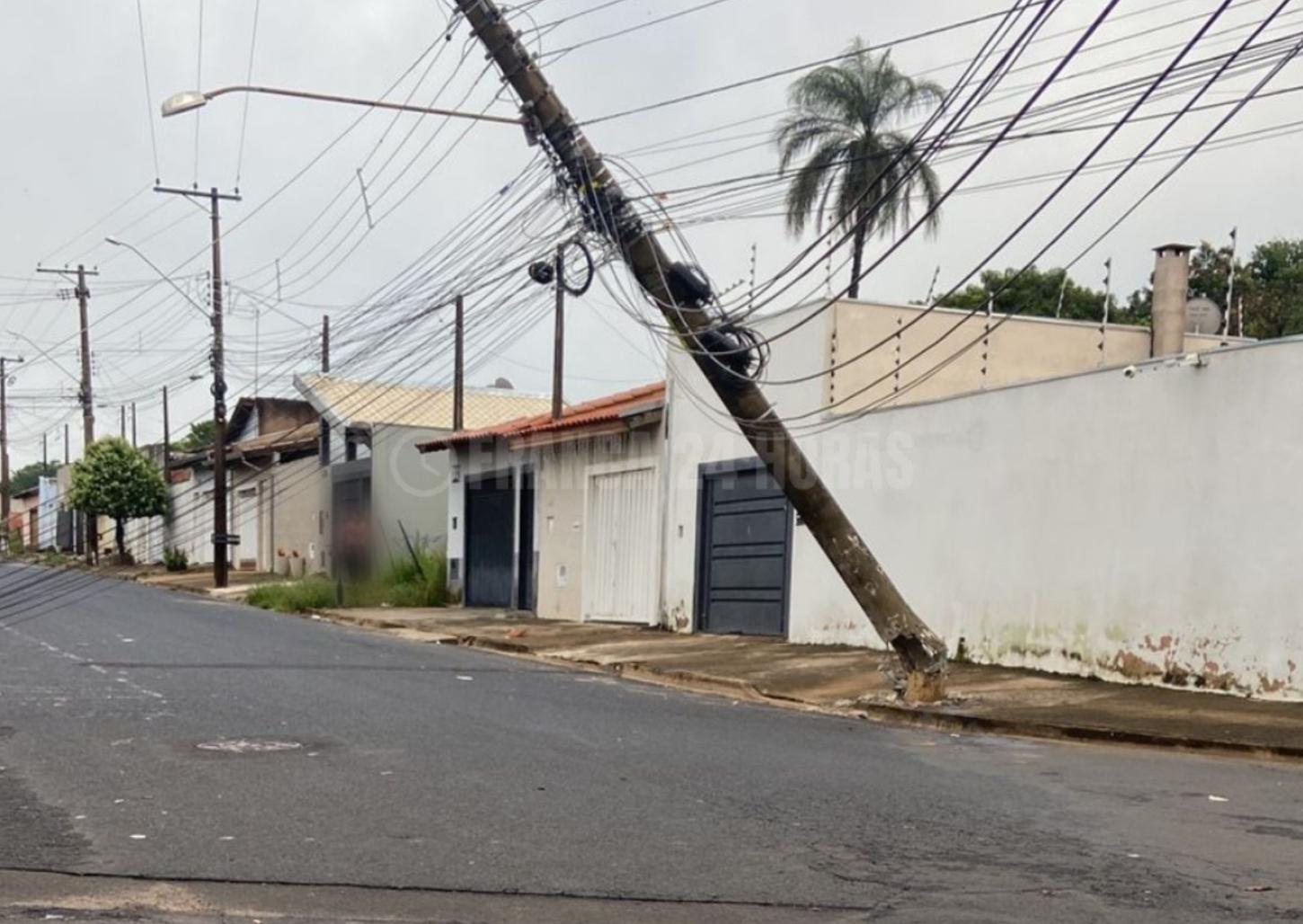 Motorista bate carro em poste no Jardim Luiza e foge