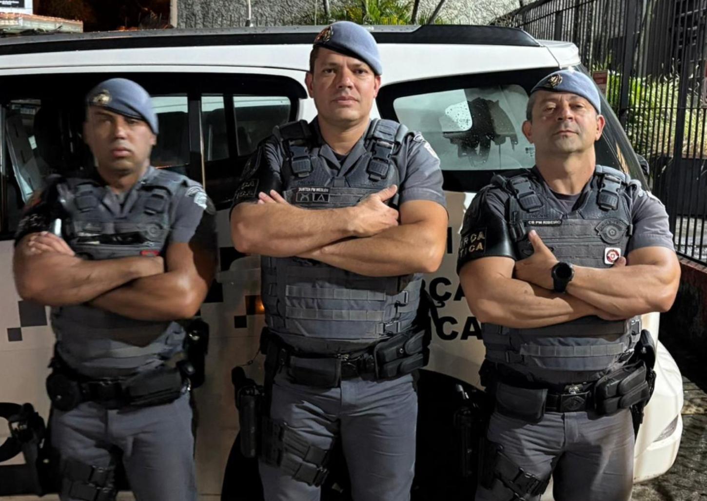 Traficante tenta dispensar droga pelo telhado, mas é preso pela Força Tática