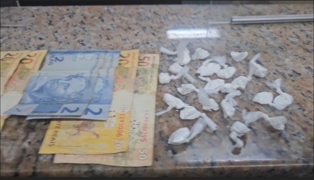 Traficante tenta esconder drogas na boca e acaba detido pela PM