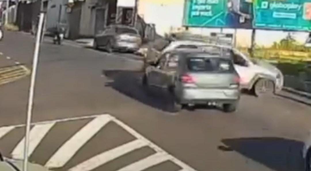 Veículo avança sinal de 