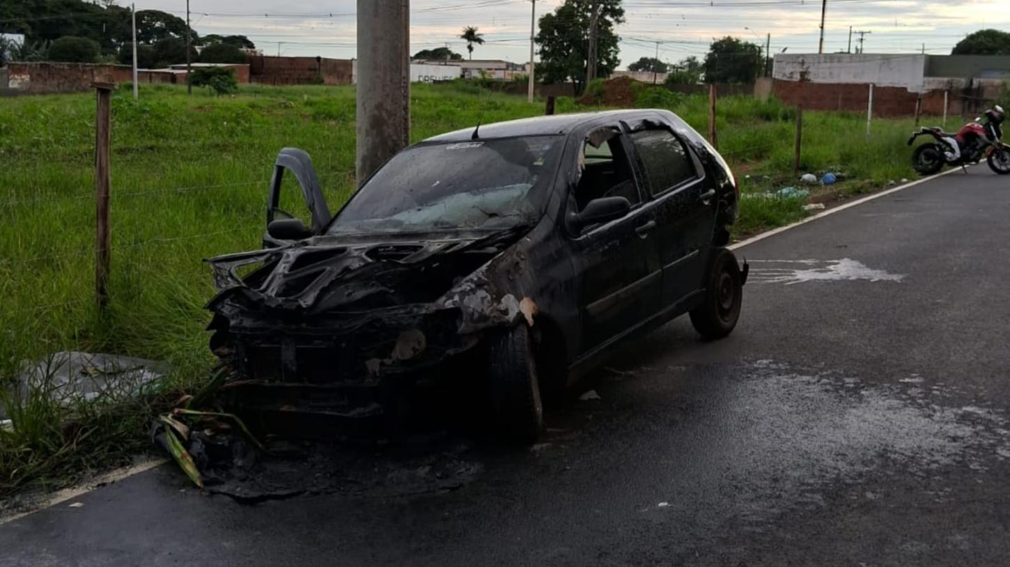 Veículo pega fogo após pane elétrica no Parque do Horto