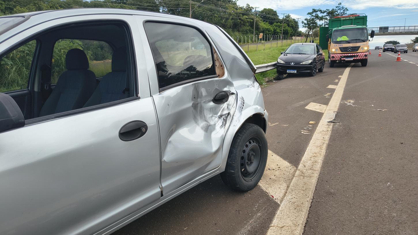 Acidente com três veículos na Cândido Portinari deixa mulher ferida