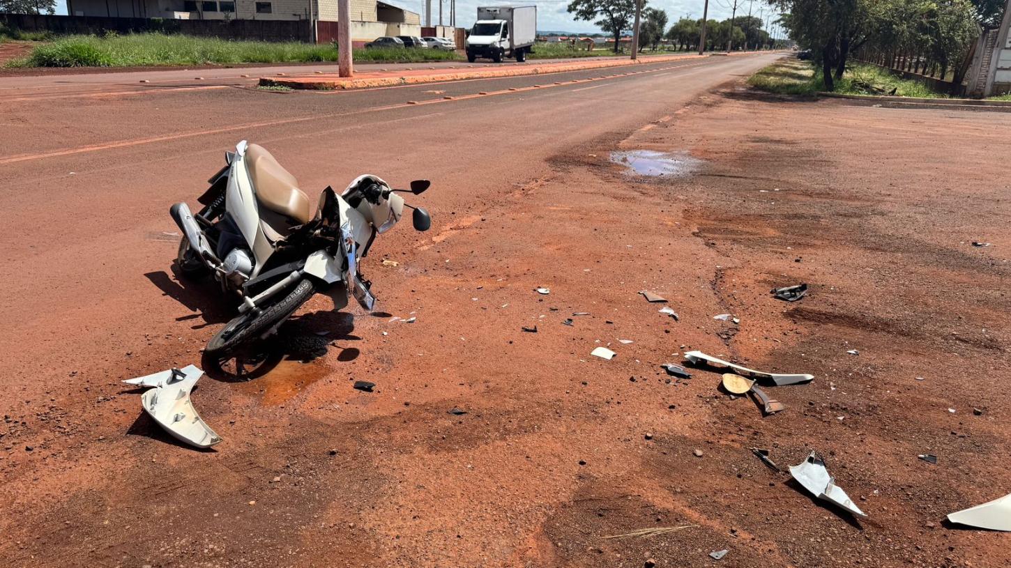 Acidente entre carro e moto deixa jornalista ferido em Miguelópolis