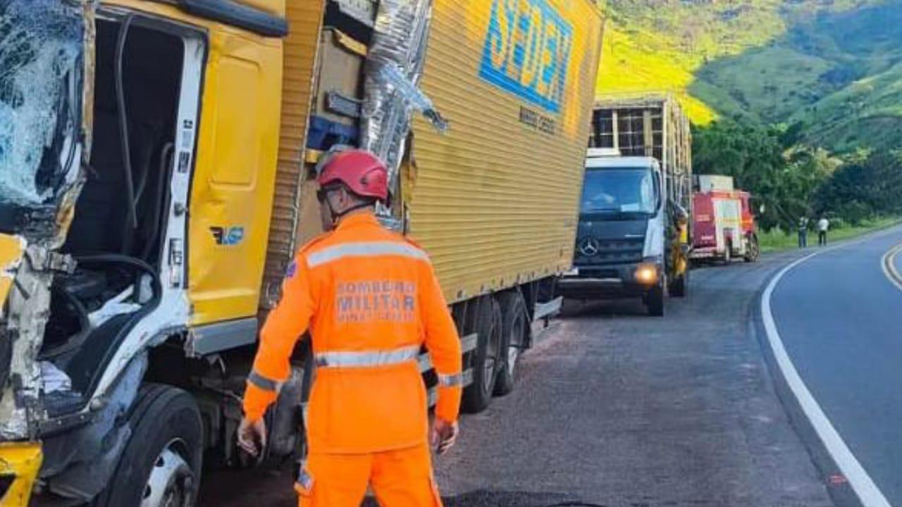 Acidente entre dois caminhões deixa motorista ferido em Paraíso