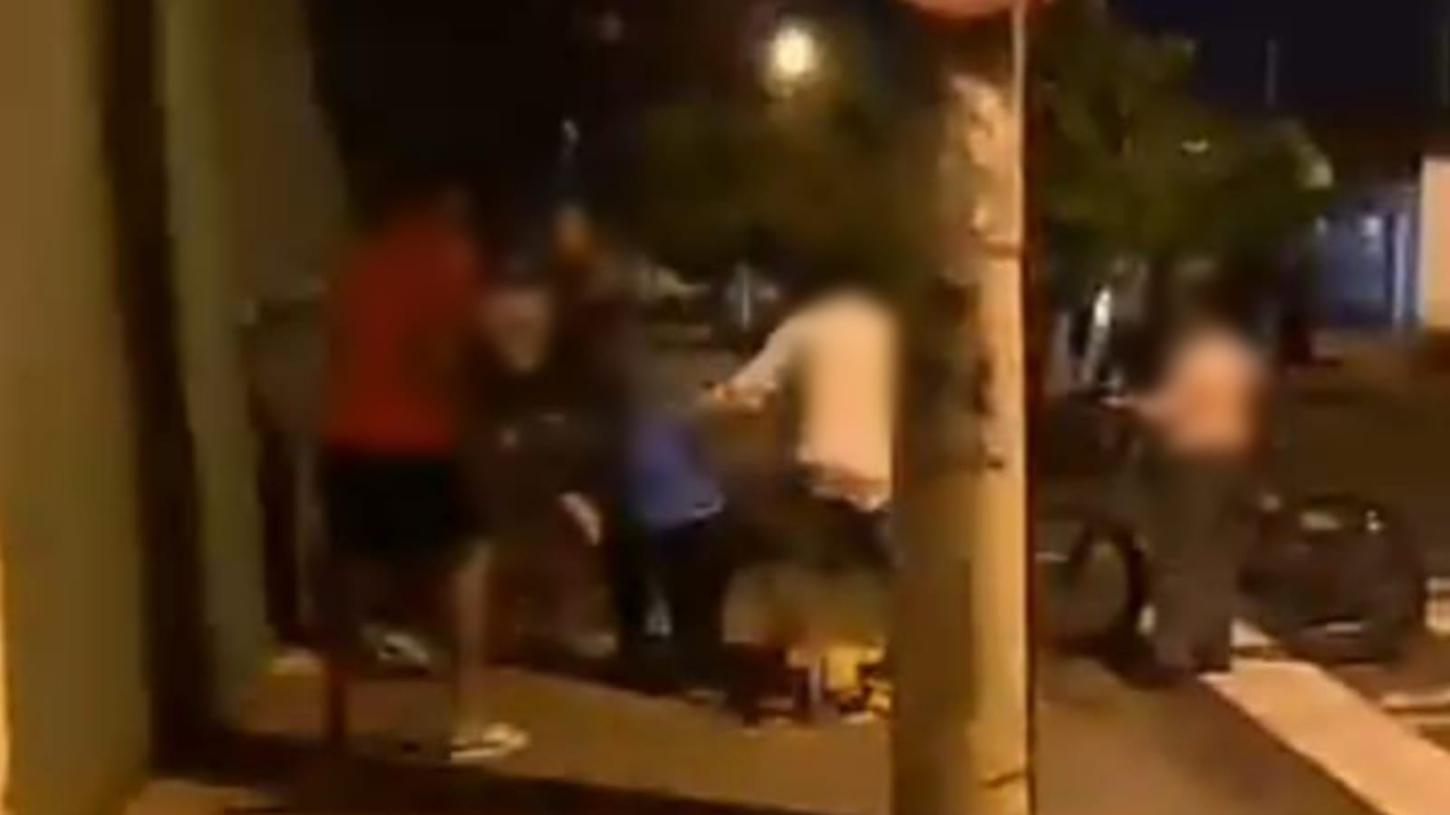 Briga generalizada em porta de escola termina com estudante esfaqueado