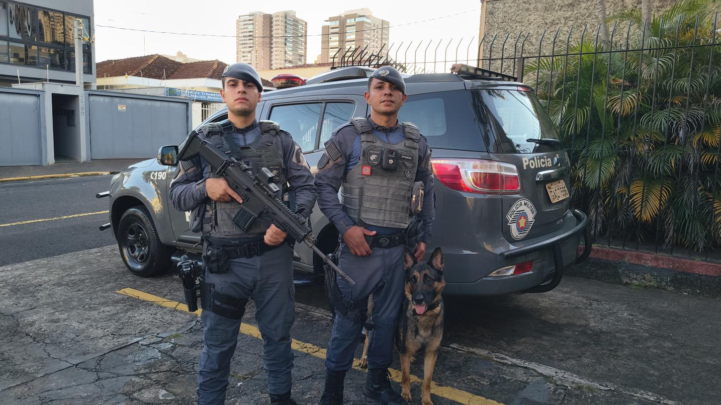 Cadela e policiais do BAEP realizam operação na favela da Vila 